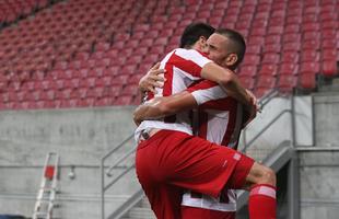 Com pblico bastante reduzido na Arena de Pernambuco, primeiro clssico do ano colocou Timbu e Leo em lados opostos. Na etapa inicial, Nutico conseguiu impor melhor a sua proposta de jogo e conseguiu a vantagem de 2 a 0 para o intervalo, com dois gols de Wallace Pernambucano.