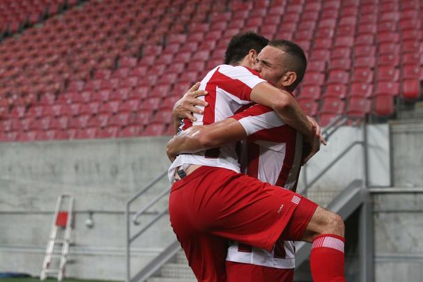 Com pblico bastante reduzido na Arena de Pernambuco, primeiro clssico do ano colocou Timbu e Leo em lados opostos. Na etapa inicial, Nutico conseguiu impor melhor a sua proposta de jogo e conseguiu a vantagem de 2 a 0 para o intervalo, com dois gols de Wallace Pernambucano.