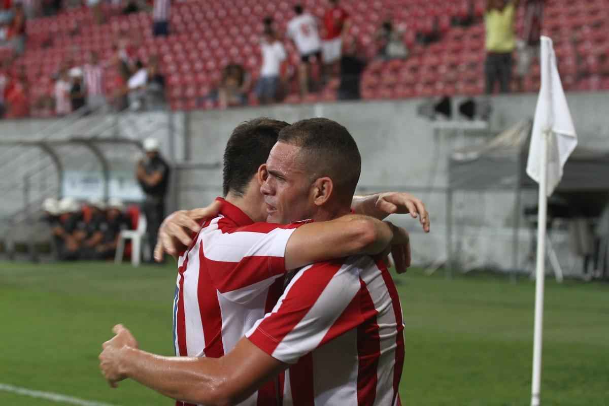 Com pblico bastante reduzido na Arena de Pernambuco, primeiro clssico do ano colocou Timbu e Leo em lados opostos. Na etapa inicial, Nutico conseguiu impor melhor a sua proposta de jogo e conseguiu a vantagem de 2 a 0 para o intervalo, com dois gols de Wallace Pernambucano.