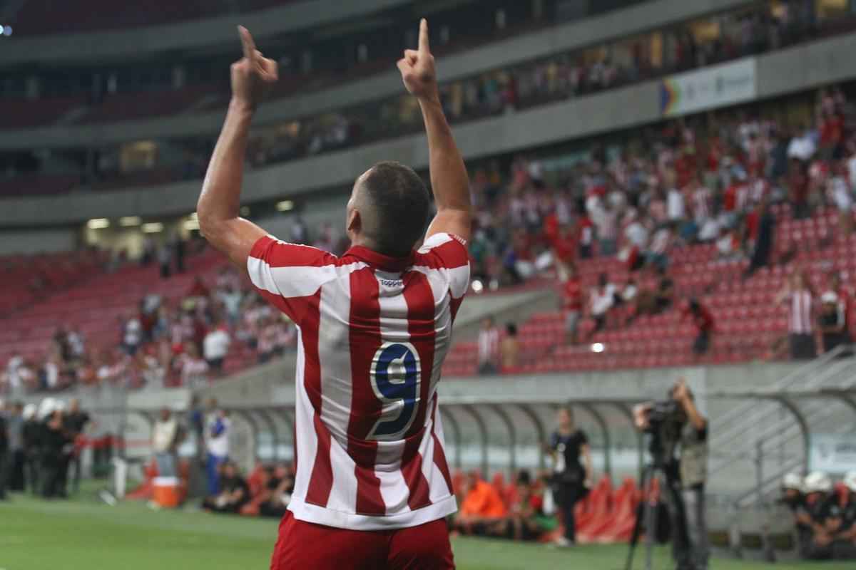 Com pblico bastante reduzido na Arena de Pernambuco, primeiro clssico do ano colocou Timbu e Leo em lados opostos. Na etapa inicial, Nutico conseguiu impor melhor a sua proposta de jogo e conseguiu a vantagem de 2 a 0 para o intervalo, com dois gols de Wallace Pernambucano.