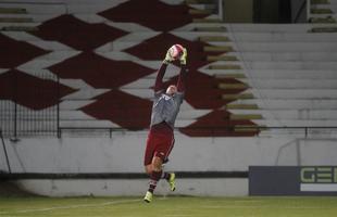 Com o pblico, mais uma vez, no Arruda, o Santa Cruz iniciou o jogo atacando o Central e teve duas boas oportunidades com Arthur e o estreante Vincius logo no comeo do primeiro tempo. Na presso, Tricolor saiu na frente do placar com gol de Arthur, de falta, aps a bola desviar na barreira e matar o goleiro do Central.