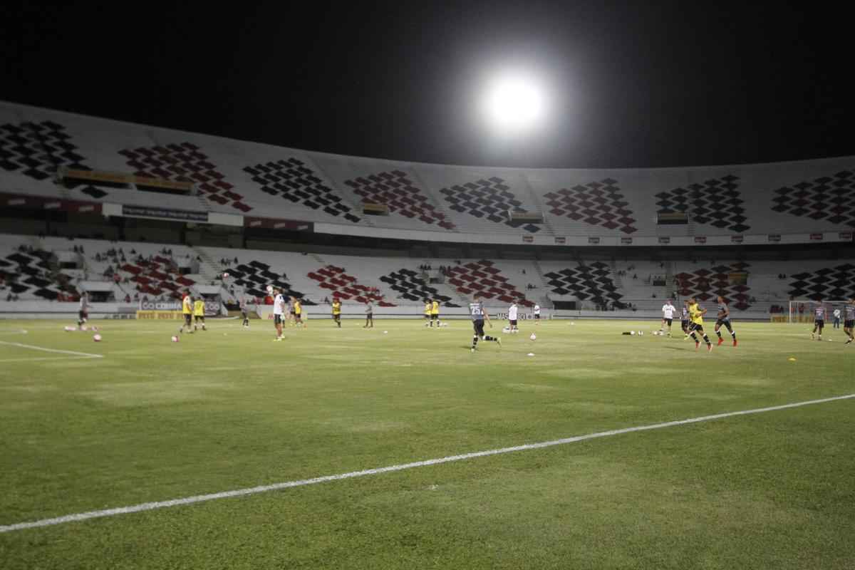 Com o pblico, mais uma vez, no Arruda, o Santa Cruz iniciou o jogo atacando o Central e teve duas boas oportunidades com Arthur e o estreante Vincius logo no comeo do primeiro tempo. Na presso, Tricolor saiu na frente do placar com gol de Arthur, de falta, aps a bola desviar na barreira e matar o goleiro do Central.