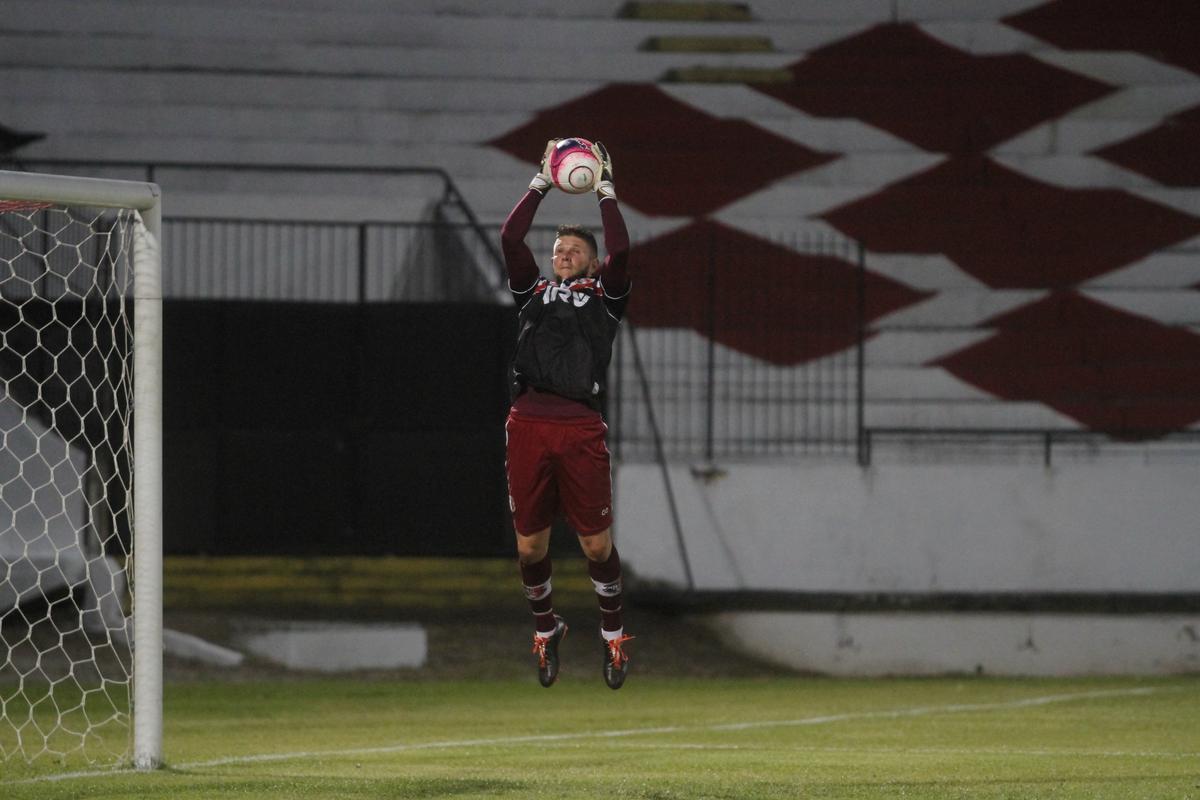 Com o pblico, mais uma vez, no Arruda, o Santa Cruz iniciou o jogo atacando o Central e teve duas boas oportunidades com Arthur e o estreante Vincius logo no comeo do primeiro tempo. Na presso, Tricolor saiu na frente do placar com gol de Arthur, de falta, aps a bola desviar na barreira e matar o goleiro do Central.