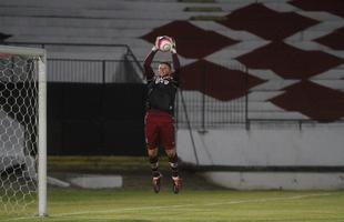 Com o pblico, mais uma vez, no Arruda, o Santa Cruz iniciou o jogo atacando o Central e teve duas boas oportunidades com Arthur e o estreante Vincius logo no comeo do primeiro tempo. Na presso, Tricolor saiu na frente do placar com gol de Arthur, de falta, aps a bola desviar na barreira e matar o goleiro do Central.