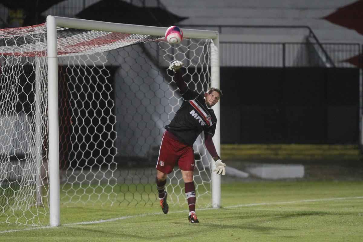 Com o pblico, mais uma vez, no Arruda, o Santa Cruz iniciou o jogo atacando o Central e teve duas boas oportunidades com Arthur e o estreante Vincius logo no comeo do primeiro tempo. Na presso, Tricolor saiu na frente do placar com gol de Arthur, de falta, aps a bola desviar na barreira e matar o goleiro do Central.