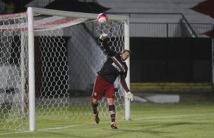 Com o pblico, mais uma vez, no Arruda, o Santa Cruz iniciou o jogo atacando o Central e teve duas boas oportunidades com Arthur e o estreante Vincius logo no comeo do primeiro tempo. Na presso, Tricolor saiu na frente do placar com gol de Arthur, de falta, aps a bola desviar na barreira e matar o goleiro do Central.