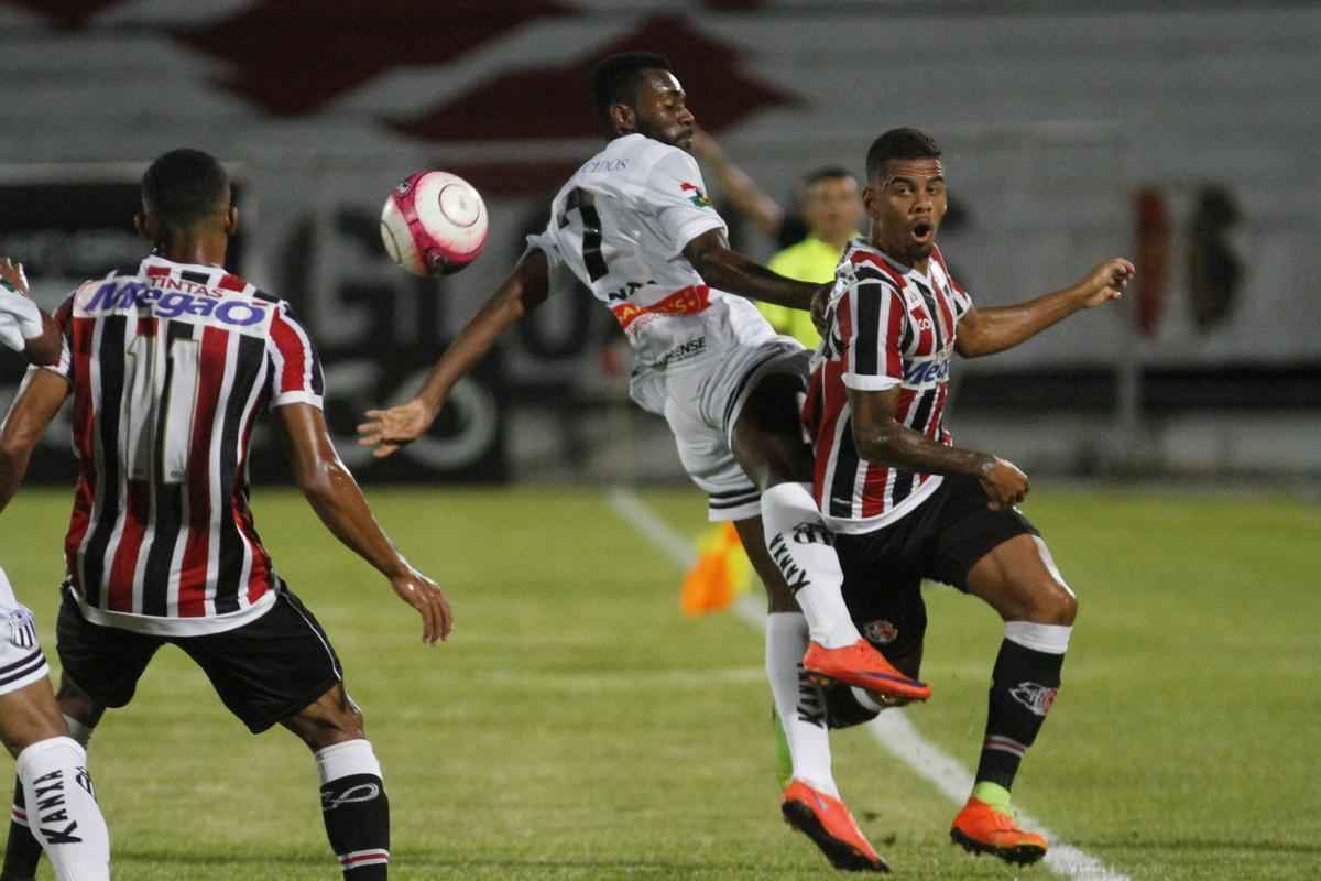 Com o pblico, mais uma vez, no Arruda, o Santa Cruz iniciou o jogo atacando o Central e teve duas boas oportunidades com Arthur e o estreante Vincius logo no comeo do primeiro tempo. Na presso, Tricolor saiu na frente do placar com gol de Arthur, de falta, aps a bola desviar na barreira e matar o goleiro do Central.