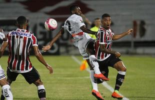 Com o pblico, mais uma vez, no Arruda, o Santa Cruz iniciou o jogo atacando o Central e teve duas boas oportunidades com Arthur e o estreante Vincius logo no comeo do primeiro tempo. Na presso, Tricolor saiu na frente do placar com gol de Arthur, de falta, aps a bola desviar na barreira e matar o goleiro do Central.