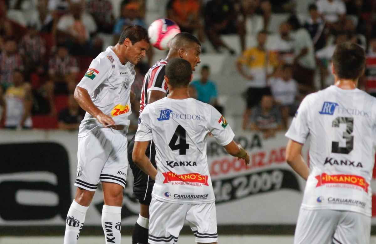 Com o pblico, mais uma vez, no Arruda, o Santa Cruz iniciou o jogo atacando o Central e teve duas boas oportunidades com Arthur e o estreante Vincius logo no comeo do primeiro tempo. Na presso, Tricolor saiu na frente do placar com gol de Arthur, de falta, aps a bola desviar na barreira e matar o goleiro do Central.