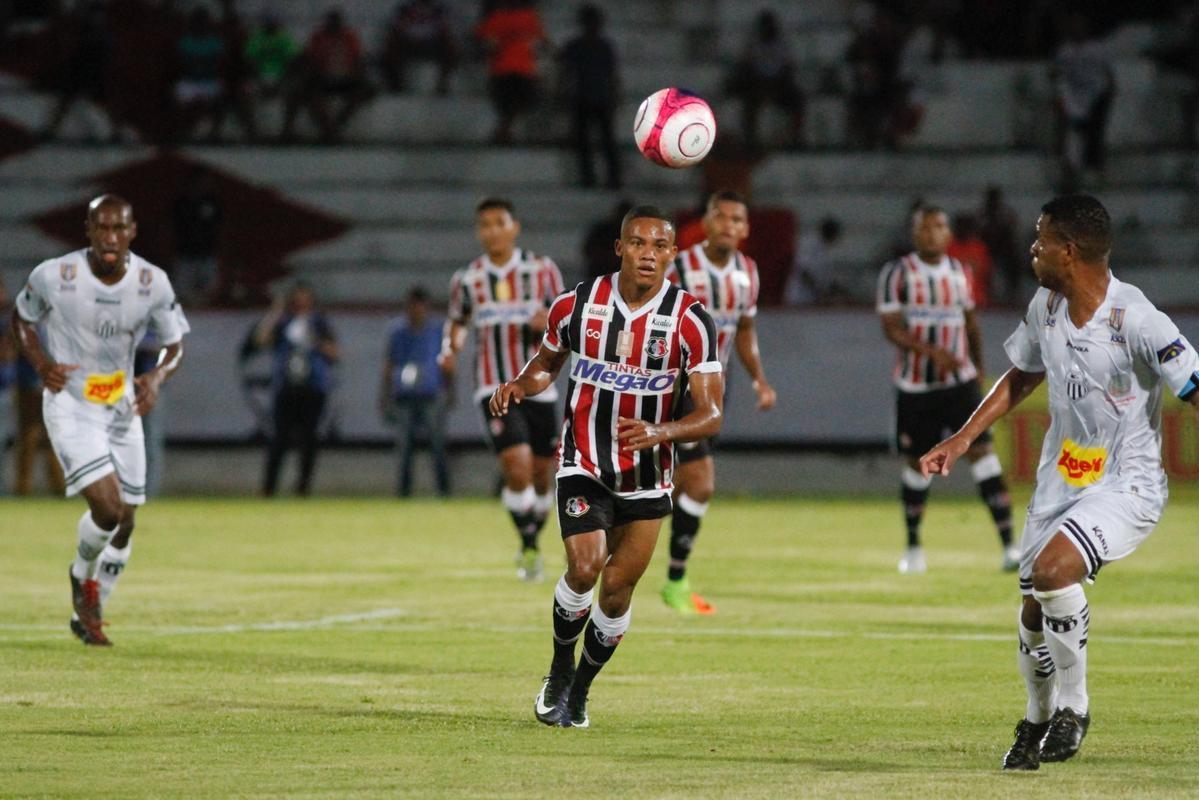 Com o pblico, mais uma vez, no Arruda, o Santa Cruz iniciou o jogo atacando o Central e teve duas boas oportunidades com Arthur e o estreante Vincius logo no comeo do primeiro tempo. Na presso, Tricolor saiu na frente do placar com gol de Arthur, de falta, aps a bola desviar na barreira e matar o goleiro do Central.