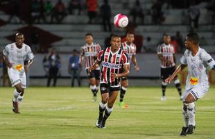 Com o pblico, mais uma vez, no Arruda, o Santa Cruz iniciou o jogo atacando o Central e teve duas boas oportunidades com Arthur e o estreante Vincius logo no comeo do primeiro tempo. Na presso, Tricolor saiu na frente do placar com gol de Arthur, de falta, aps a bola desviar na barreira e matar o goleiro do Central.