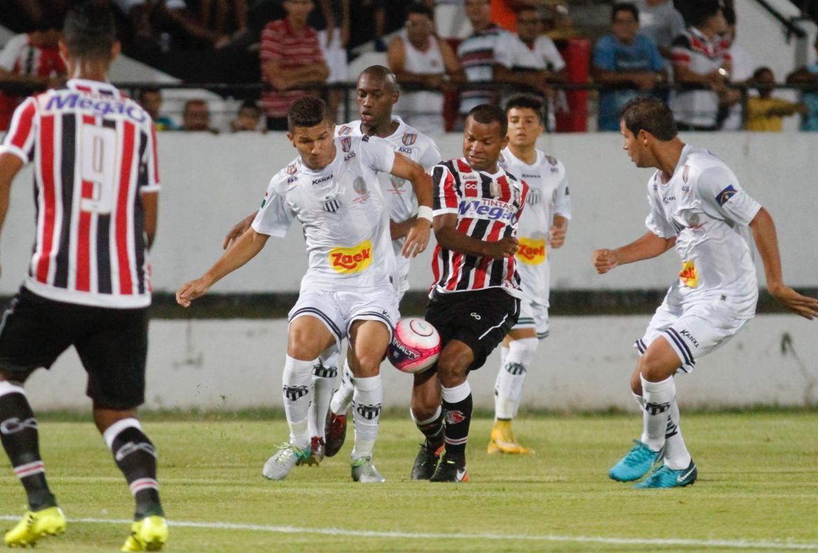 Com o pblico, mais uma vez, no Arruda, o Santa Cruz iniciou o jogo atacando o Central e teve duas boas oportunidades com Arthur e o estreante Vincius logo no comeo do primeiro tempo. Na presso, Tricolor saiu na frente do placar com gol de Arthur, de falta, aps a bola desviar na barreira e matar o goleiro do Central.
