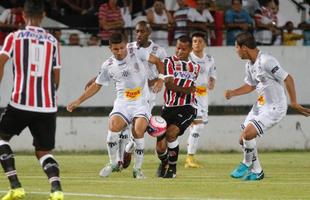 Com o pblico, mais uma vez, no Arruda, o Santa Cruz iniciou o jogo atacando o Central e teve duas boas oportunidades com Arthur e o estreante Vincius logo no comeo do primeiro tempo. Na presso, Tricolor saiu na frente do placar com gol de Arthur, de falta, aps a bola desviar na barreira e matar o goleiro do Central.