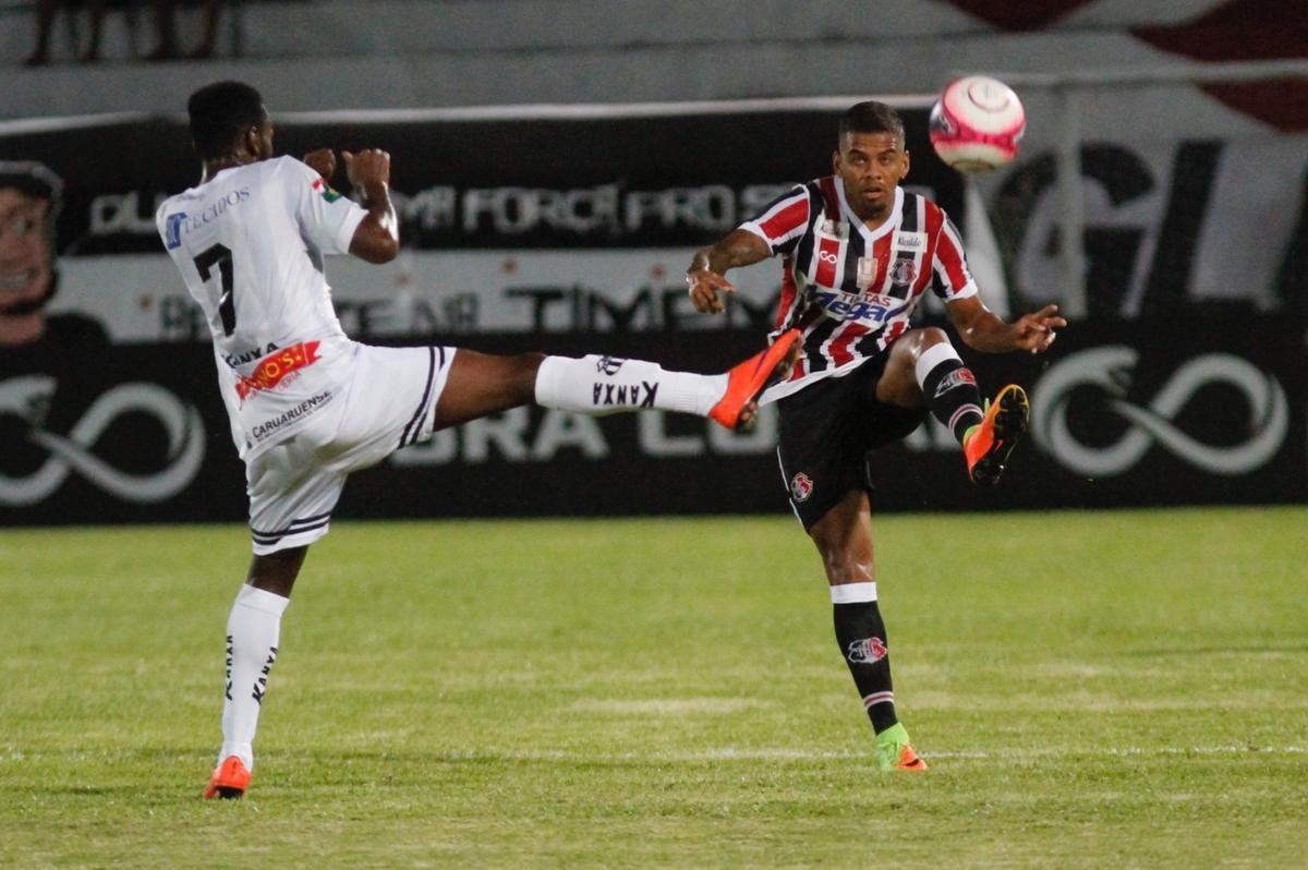 Com o pblico, mais uma vez, no Arruda, o Santa Cruz iniciou o jogo atacando o Central e teve duas boas oportunidades com Arthur e o estreante Vincius logo no comeo do primeiro tempo. Na presso, Tricolor saiu na frente do placar com gol de Arthur, de falta, aps a bola desviar na barreira e matar o goleiro do Central.