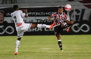 Com o pblico, mais uma vez, no Arruda, o Santa Cruz iniciou o jogo atacando o Central e teve duas boas oportunidades com Arthur e o estreante Vincius logo no comeo do primeiro tempo. Na presso, Tricolor saiu na frente do placar com gol de Arthur, de falta, aps a bola desviar na barreira e matar o goleiro do Central.