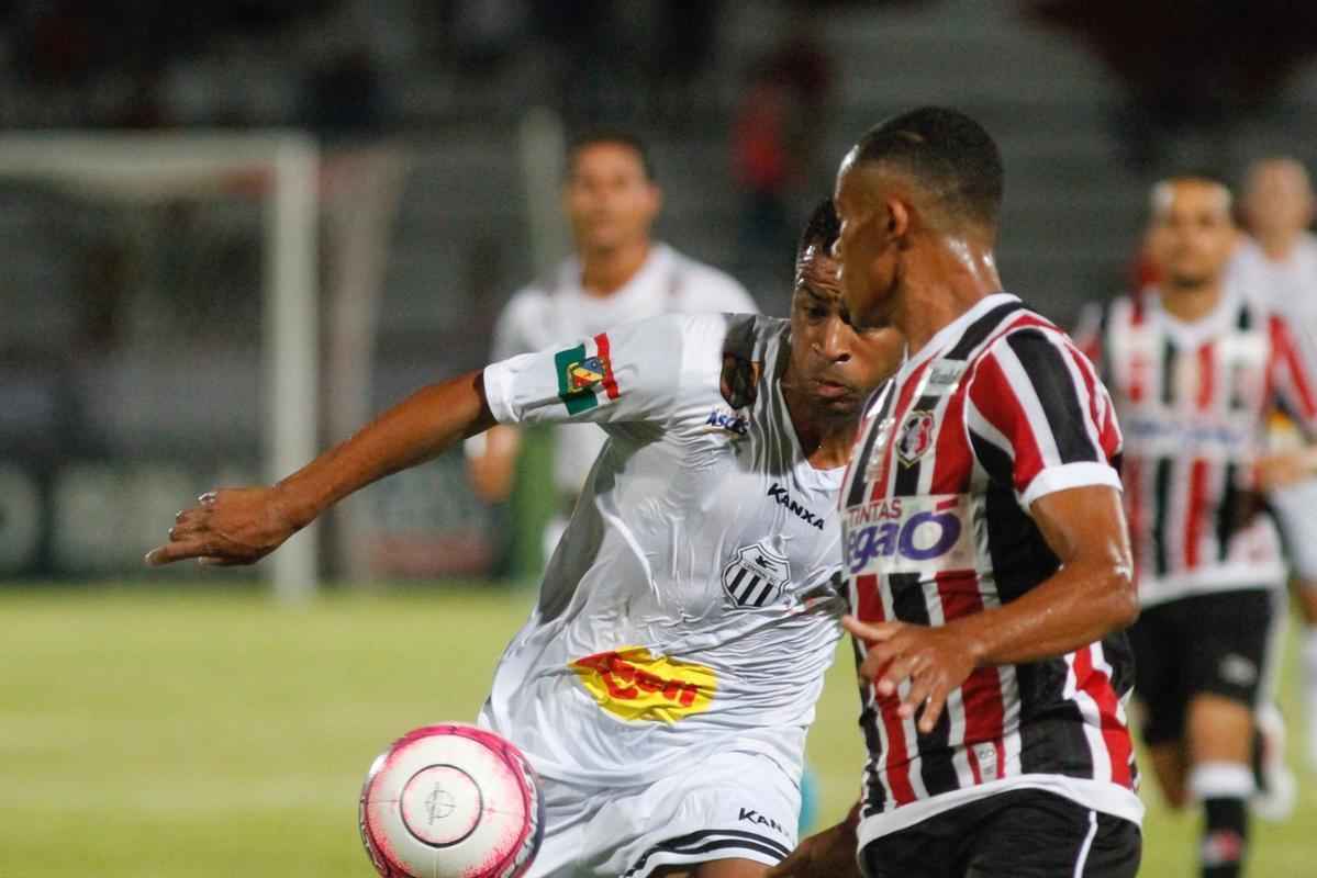 Com o pblico, mais uma vez, no Arruda, o Santa Cruz iniciou o jogo atacando o Central e teve duas boas oportunidades com Arthur e o estreante Vincius logo no comeo do primeiro tempo. Na presso, Tricolor saiu na frente do placar com gol de Arthur, de falta, aps a bola desviar na barreira e matar o goleiro do Central.