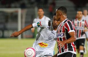 Com o pblico, mais uma vez, no Arruda, o Santa Cruz iniciou o jogo atacando o Central e teve duas boas oportunidades com Arthur e o estreante Vincius logo no comeo do primeiro tempo. Na presso, Tricolor saiu na frente do placar com gol de Arthur, de falta, aps a bola desviar na barreira e matar o goleiro do Central.