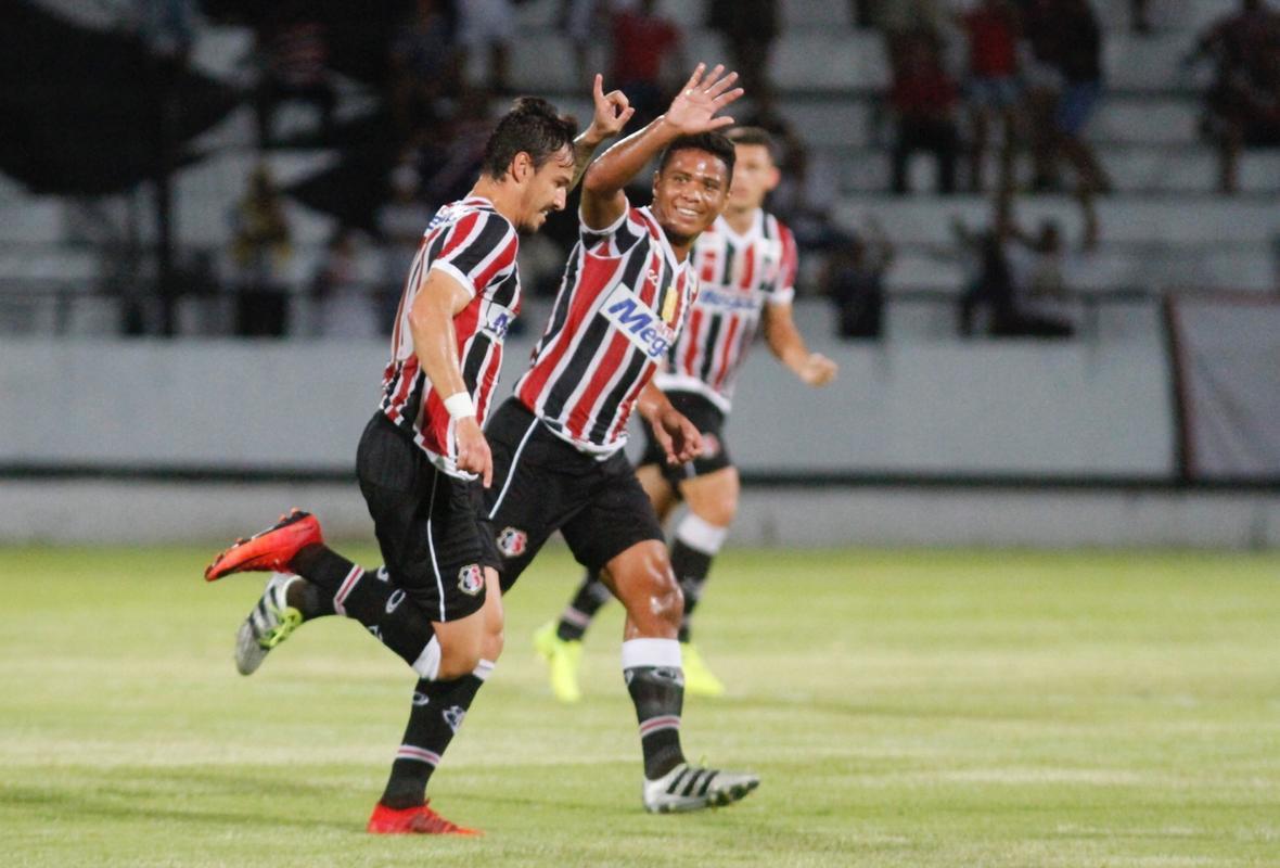 Com o pblico, mais uma vez, no Arruda, o Santa Cruz iniciou o jogo atacando o Central e teve duas boas oportunidades com Arthur e o estreante Vincius logo no comeo do primeiro tempo. Na presso, Tricolor saiu na frente do placar com gol de Arthur, de falta, aps a bola desviar na barreira e matar o goleiro do Central.