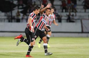 Com o pblico, mais uma vez, no Arruda, o Santa Cruz iniciou o jogo atacando o Central e teve duas boas oportunidades com Arthur e o estreante Vincius logo no comeo do primeiro tempo. Na presso, Tricolor saiu na frente do placar com gol de Arthur, de falta, aps a bola desviar na barreira e matar o goleiro do Central.