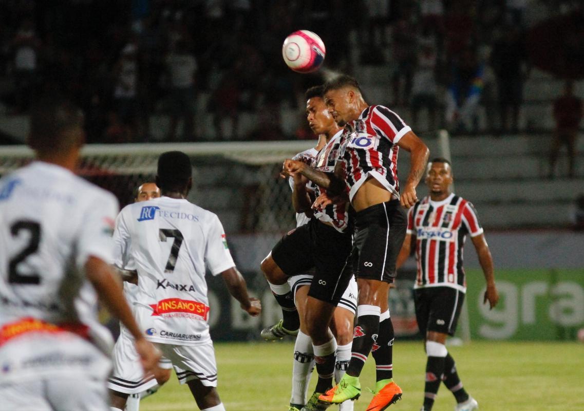 Com o pblico, mais uma vez, no Arruda, o Santa Cruz iniciou o jogo atacando o Central e teve duas boas oportunidades com Arthur e o estreante Vincius logo no comeo do primeiro tempo. Na presso, Tricolor saiu na frente do placar com gol de Arthur, de falta, aps a bola desviar na barreira e matar o goleiro do Central.