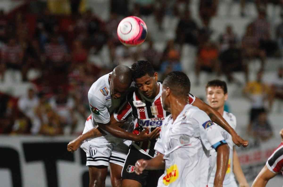 Com o pblico, mais uma vez, no Arruda, o Santa Cruz iniciou o jogo atacando o Central e teve duas boas oportunidades com Arthur e o estreante Vincius logo no comeo do primeiro tempo. Na presso, Tricolor saiu na frente do placar com gol de Arthur, de falta, aps a bola desviar na barreira e matar o goleiro do Central.