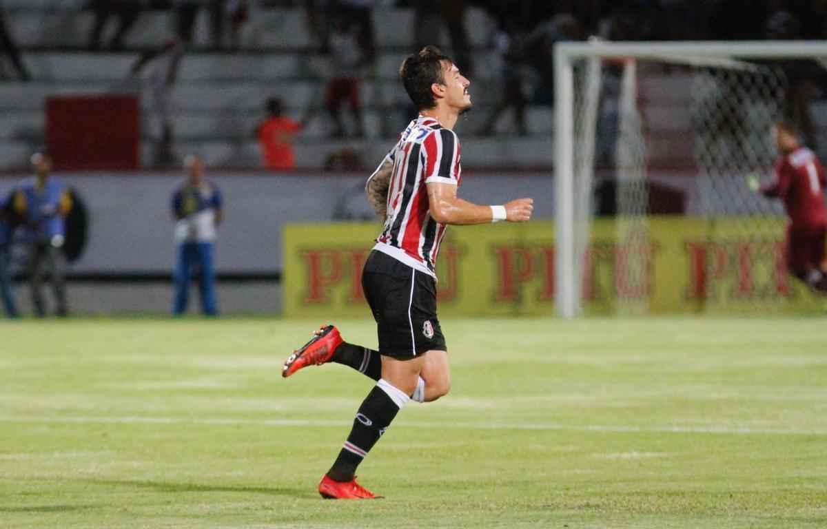 Com o pblico, mais uma vez, no Arruda, o Santa Cruz iniciou o jogo atacando o Central e teve duas boas oportunidades com Arthur e o estreante Vincius logo no comeo do primeiro tempo. Na presso, Tricolor saiu na frente do placar com gol de Arthur, de falta, aps a bola desviar na barreira e matar o goleiro do Central.