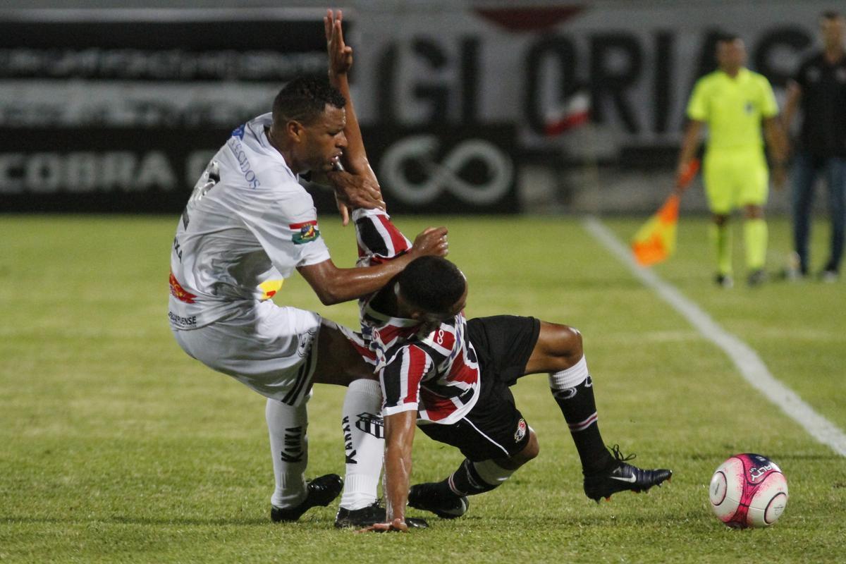 Com o pblico, mais uma vez, no Arruda, o Santa Cruz iniciou o jogo atacando o Central e teve duas boas oportunidades com Arthur e o estreante Vincius logo no comeo do primeiro tempo. Na presso, Tricolor saiu na frente do placar com gol de Arthur, de falta, aps a bola desviar na barreira e matar o goleiro do Central.
