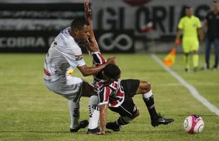 Com o pblico, mais uma vez, no Arruda, o Santa Cruz iniciou o jogo atacando o Central e teve duas boas oportunidades com Arthur e o estreante Vincius logo no comeo do primeiro tempo. Na presso, Tricolor saiu na frente do placar com gol de Arthur, de falta, aps a bola desviar na barreira e matar o goleiro do Central.