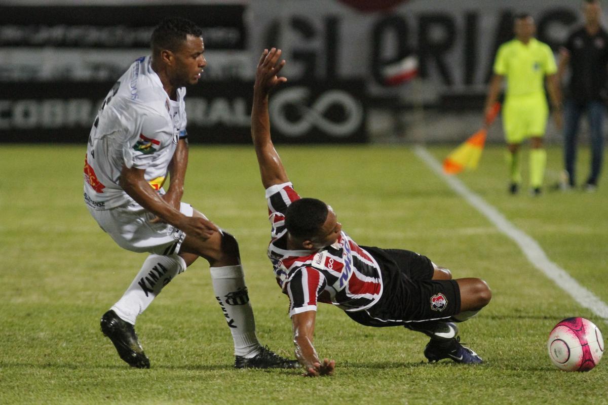 Com o pblico, mais uma vez, no Arruda, o Santa Cruz iniciou o jogo atacando o Central e teve duas boas oportunidades com Arthur e o estreante Vincius logo no comeo do primeiro tempo. Na presso, Tricolor saiu na frente do placar com gol de Arthur, de falta, aps a bola desviar na barreira e matar o goleiro do Central.