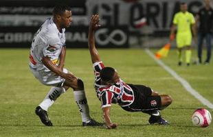 Com o pblico, mais uma vez, no Arruda, o Santa Cruz iniciou o jogo atacando o Central e teve duas boas oportunidades com Arthur e o estreante Vincius logo no comeo do primeiro tempo. Na presso, Tricolor saiu na frente do placar com gol de Arthur, de falta, aps a bola desviar na barreira e matar o goleiro do Central.