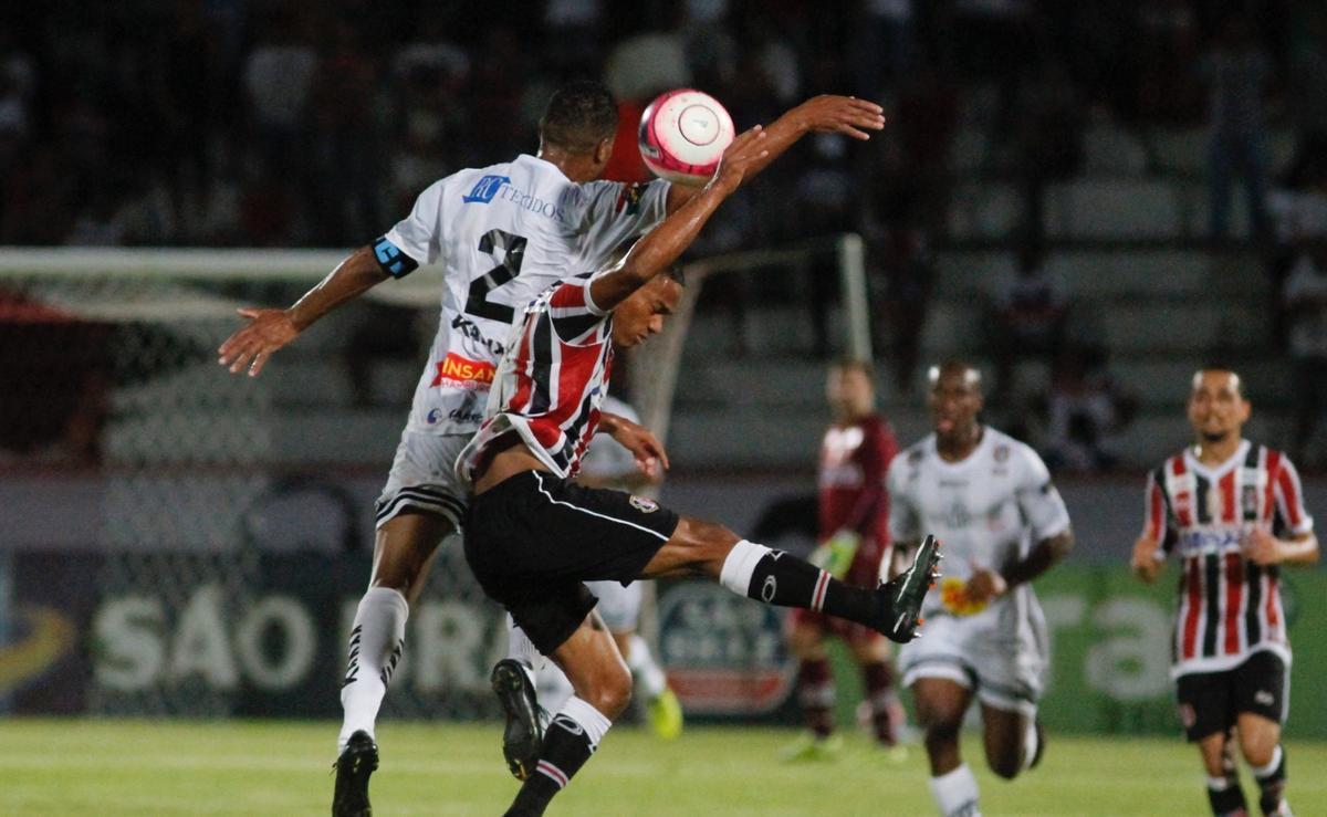 Com o pblico, mais uma vez, no Arruda, o Santa Cruz iniciou o jogo atacando o Central e teve duas boas oportunidades com Arthur e o estreante Vincius logo no comeo do primeiro tempo. Na presso, Tricolor saiu na frente do placar com gol de Arthur, de falta, aps a bola desviar na barreira e matar o goleiro do Central.
