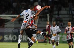 Com o pblico, mais uma vez, no Arruda, o Santa Cruz iniciou o jogo atacando o Central e teve duas boas oportunidades com Arthur e o estreante Vincius logo no comeo do primeiro tempo. Na presso, Tricolor saiu na frente do placar com gol de Arthur, de falta, aps a bola desviar na barreira e matar o goleiro do Central.