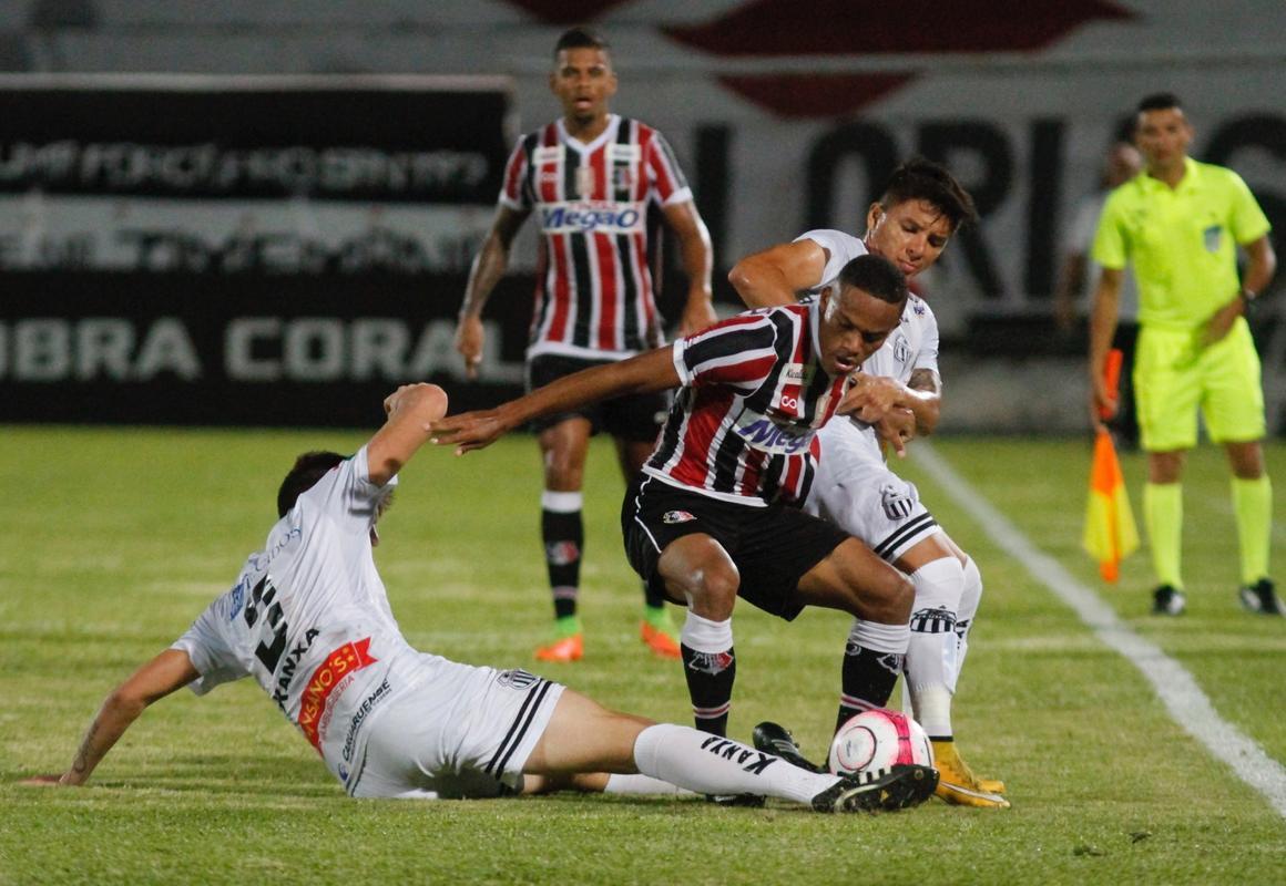 Com o pblico, mais uma vez, no Arruda, o Santa Cruz iniciou o jogo atacando o Central e teve duas boas oportunidades com Arthur e o estreante Vincius logo no comeo do primeiro tempo. Na presso, Tricolor saiu na frente do placar com gol de Arthur, de falta, aps a bola desviar na barreira e matar o goleiro do Central.