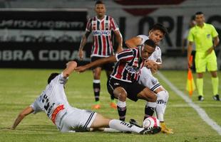 Com o pblico, mais uma vez, no Arruda, o Santa Cruz iniciou o jogo atacando o Central e teve duas boas oportunidades com Arthur e o estreante Vincius logo no comeo do primeiro tempo. Na presso, Tricolor saiu na frente do placar com gol de Arthur, de falta, aps a bola desviar na barreira e matar o goleiro do Central.