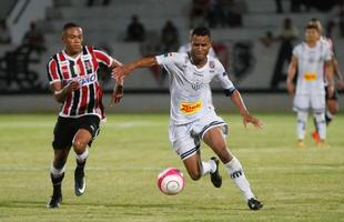 Com o pblico, mais uma vez, no Arruda, o Santa Cruz iniciou o jogo atacando o Central e teve duas boas oportunidades com Arthur e o estreante Vincius logo no comeo do primeiro tempo. Na presso, Tricolor saiu na frente do placar com gol de Arthur, de falta, aps a bola desviar na barreira e matar o goleiro do Central.