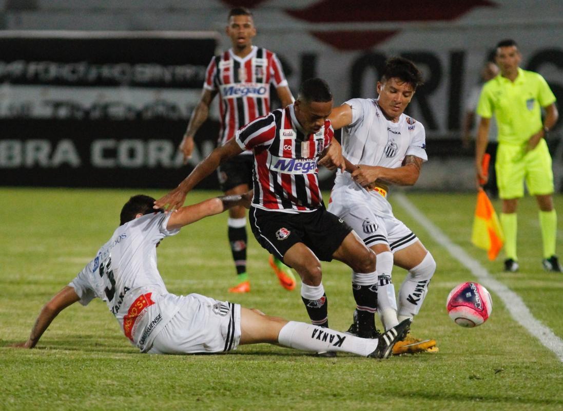 Com o pblico, mais uma vez, no Arruda, o Santa Cruz iniciou o jogo atacando o Central e teve duas boas oportunidades com Arthur e o estreante Vincius logo no comeo do primeiro tempo. Na presso, Tricolor saiu na frente do placar com gol de Arthur, de falta, aps a bola desviar na barreira e matar o goleiro do Central.