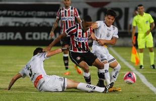 Com o pblico, mais uma vez, no Arruda, o Santa Cruz iniciou o jogo atacando o Central e teve duas boas oportunidades com Arthur e o estreante Vincius logo no comeo do primeiro tempo. Na presso, Tricolor saiu na frente do placar com gol de Arthur, de falta, aps a bola desviar na barreira e matar o goleiro do Central.