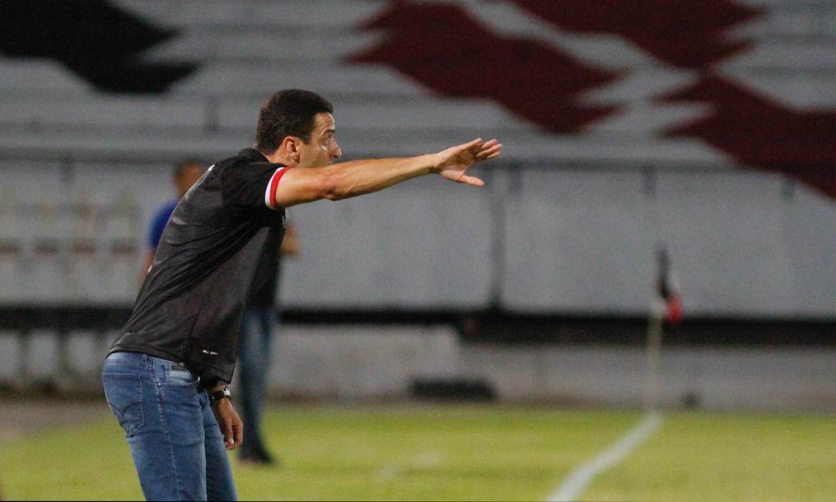 Na etapa complementar, o Santa Cruz caiu de ritmo e a Patativa se imps no jogo, dominando as aes ofensivas. Tanto que chegou ao empate com Lucas Silva, em mais um chute que desviou na marcao e matou o goleiro adversrio na partida.