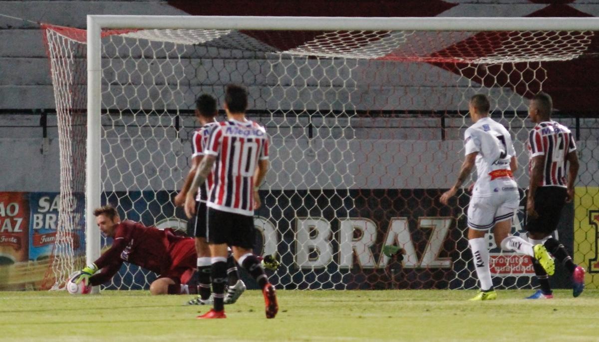 Na etapa complementar, o Santa Cruz caiu de ritmo e a Patativa se imps no jogo, dominando as aes ofensivas. Tanto que chegou ao empate com Lucas Silva, em mais um chute que desviou na marcao e matou o goleiro adversrio na partida.