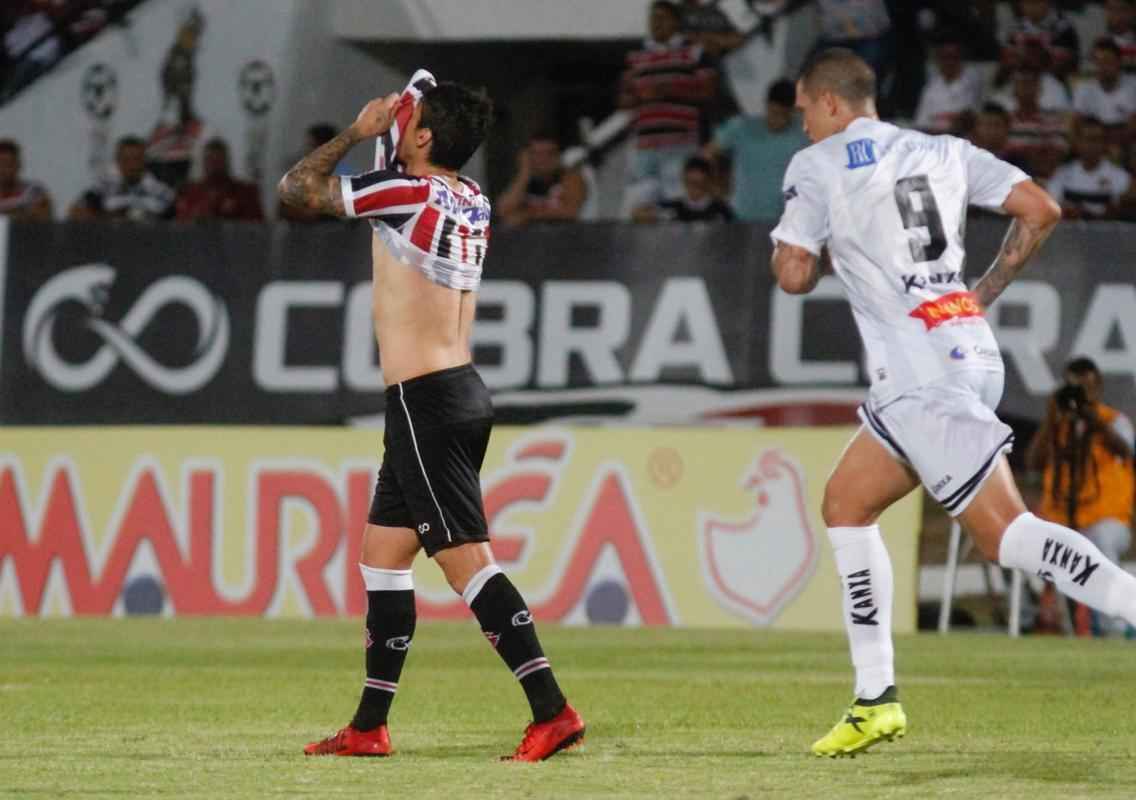 Na etapa complementar, o Santa Cruz caiu de ritmo e a Patativa se imps no jogo, dominando as aes ofensivas. Tanto que chegou ao empate com Lucas Silva, em mais um chute que desviou na marcao e matou o goleiro adversrio na partida.