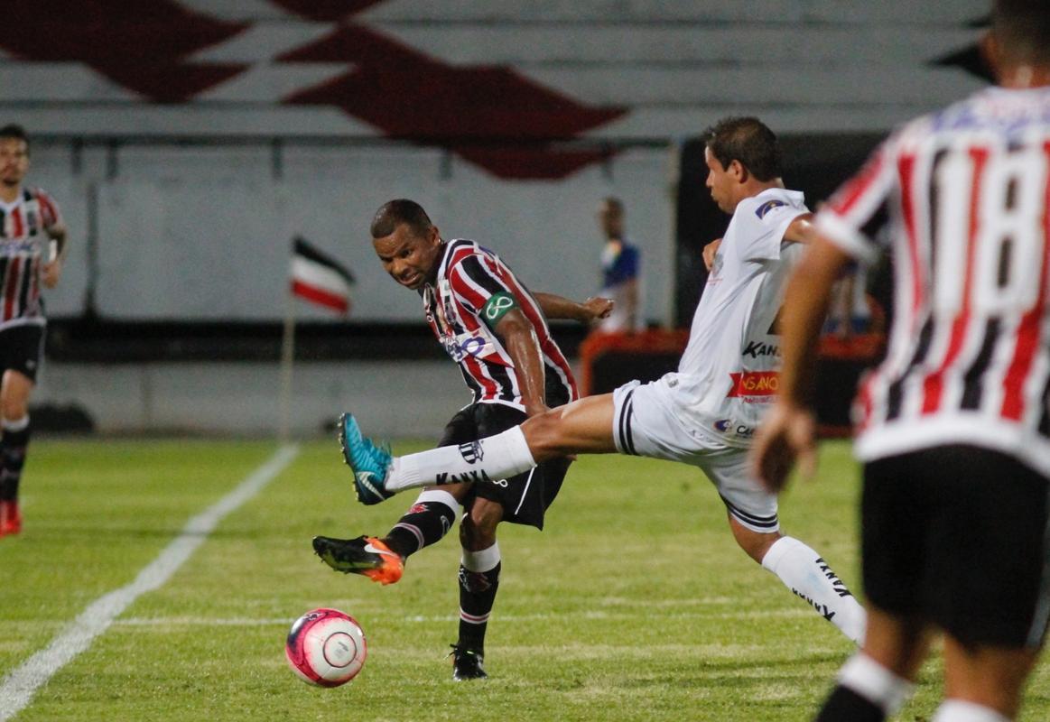 Na etapa complementar, o Santa Cruz caiu de ritmo e a Patativa se imps no jogo, dominando as aes ofensivas. Tanto que chegou ao empate com Lucas Silva, em mais um chute que desviou na marcao e matou o goleiro adversrio na partida.