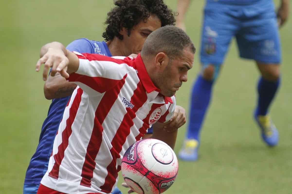 Embalado pela goleada sobre o Sport no clssico, o Nutico enfrentou o Vitria, neste domingo, na Arena de Pernambuco