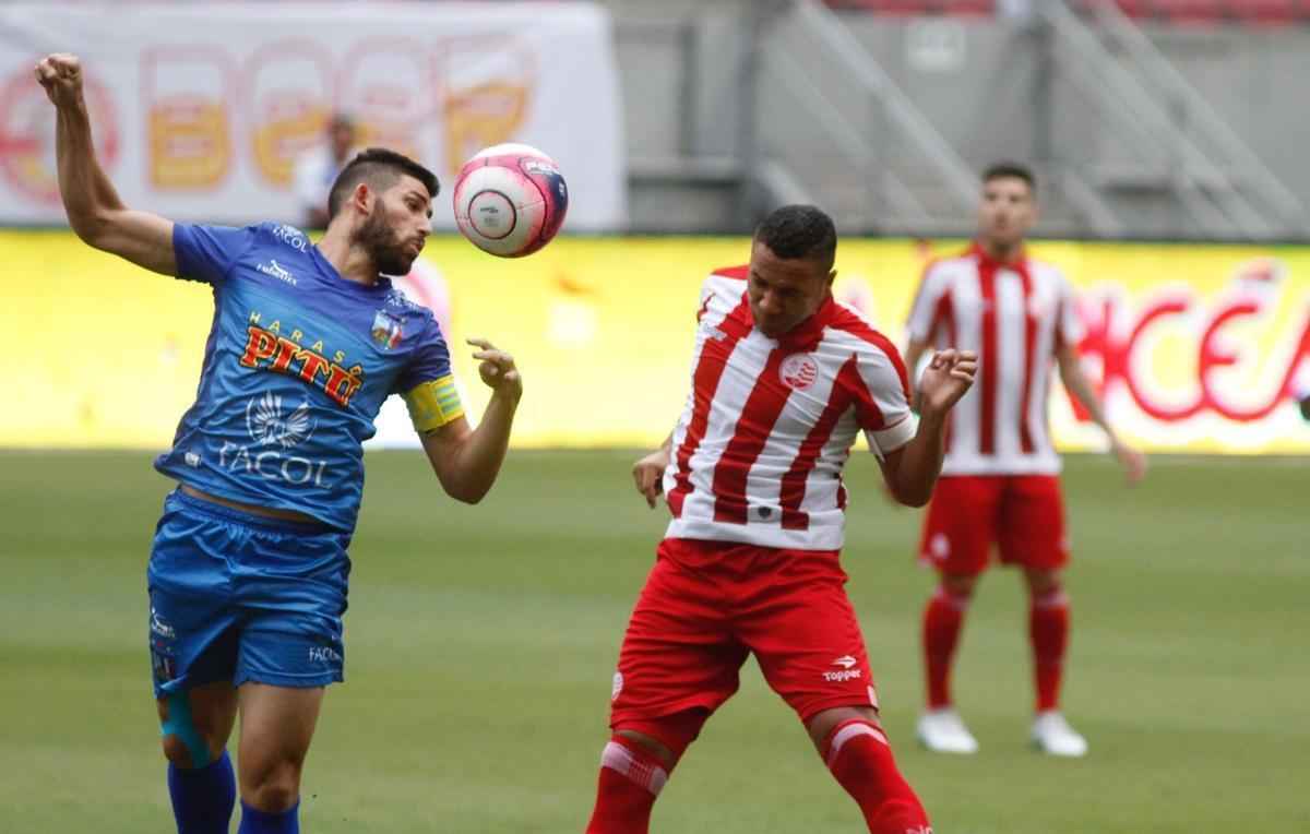 Embalado pela goleada sobre o Sport no clssico, o Nutico enfrentou o Vitria, neste domingo, na Arena de Pernambuco