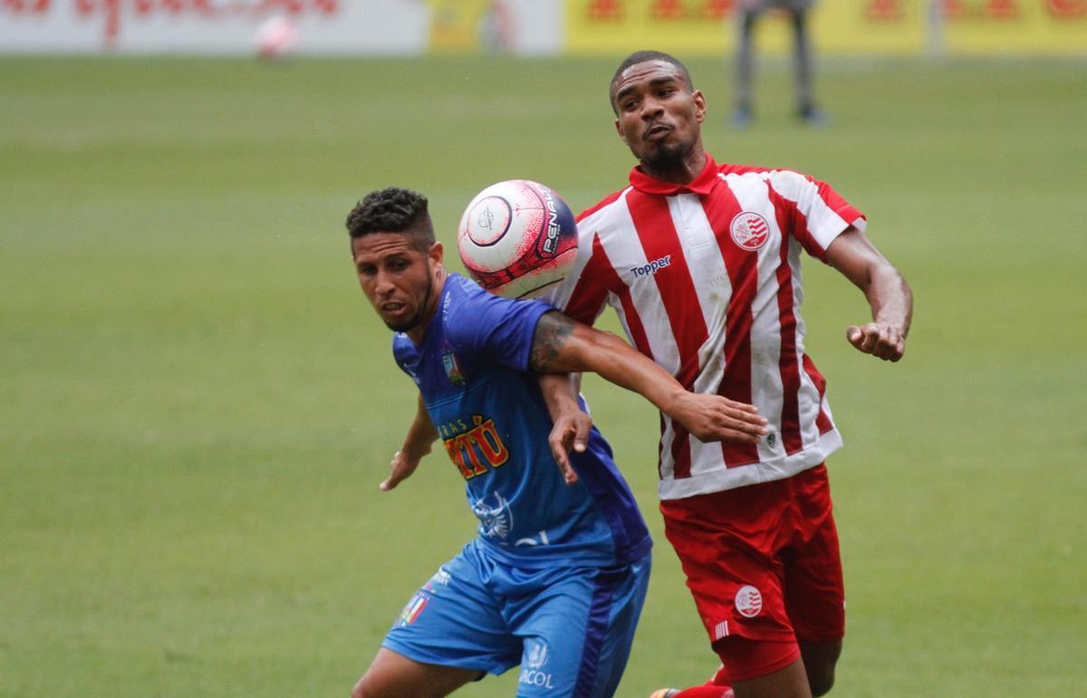 Embalado pela goleada sobre o Sport no clssico, o Nutico enfrentou o Vitria, neste domingo, na Arena de Pernambuco