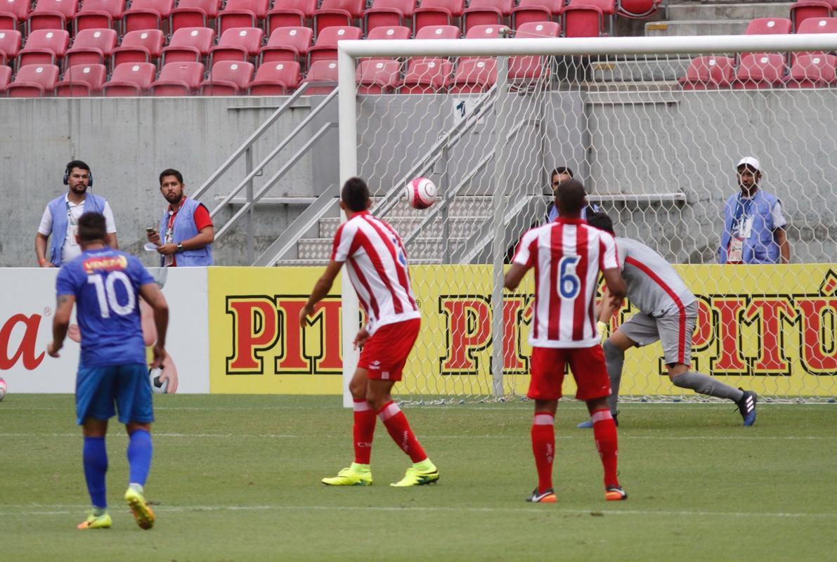 Embalado pela goleada sobre o Sport no clssico, o Nutico enfrentou o Vitria, neste domingo, na Arena de Pernambuco
