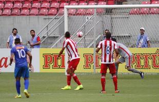 Embalado pela goleada sobre o Sport no clssico, o Nutico enfrentou o Vitria, neste domingo, na Arena de Pernambuco