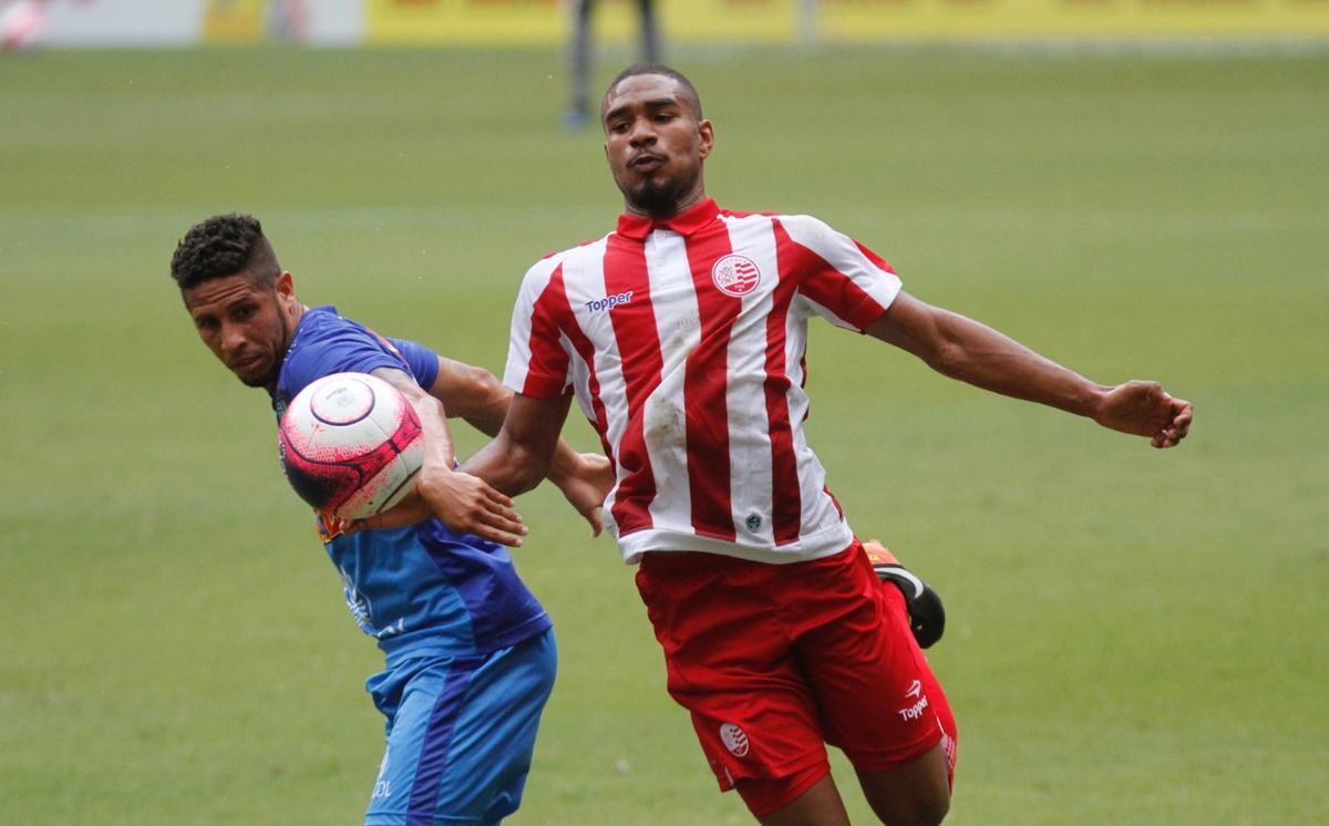 Embalado pela goleada sobre o Sport no clssico, o Nutico enfrentou o Vitria, neste domingo, na Arena de Pernambuco