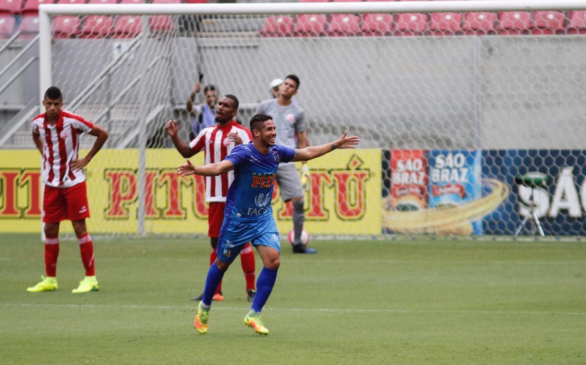 Embalado pela goleada sobre o Sport no clssico, o Nutico enfrentou o Vitria, neste domingo, na Arena de Pernambuco