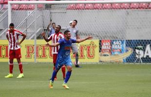 Embalado pela goleada sobre o Sport no clssico, o Nutico enfrentou o Vitria, neste domingo, na Arena de Pernambuco