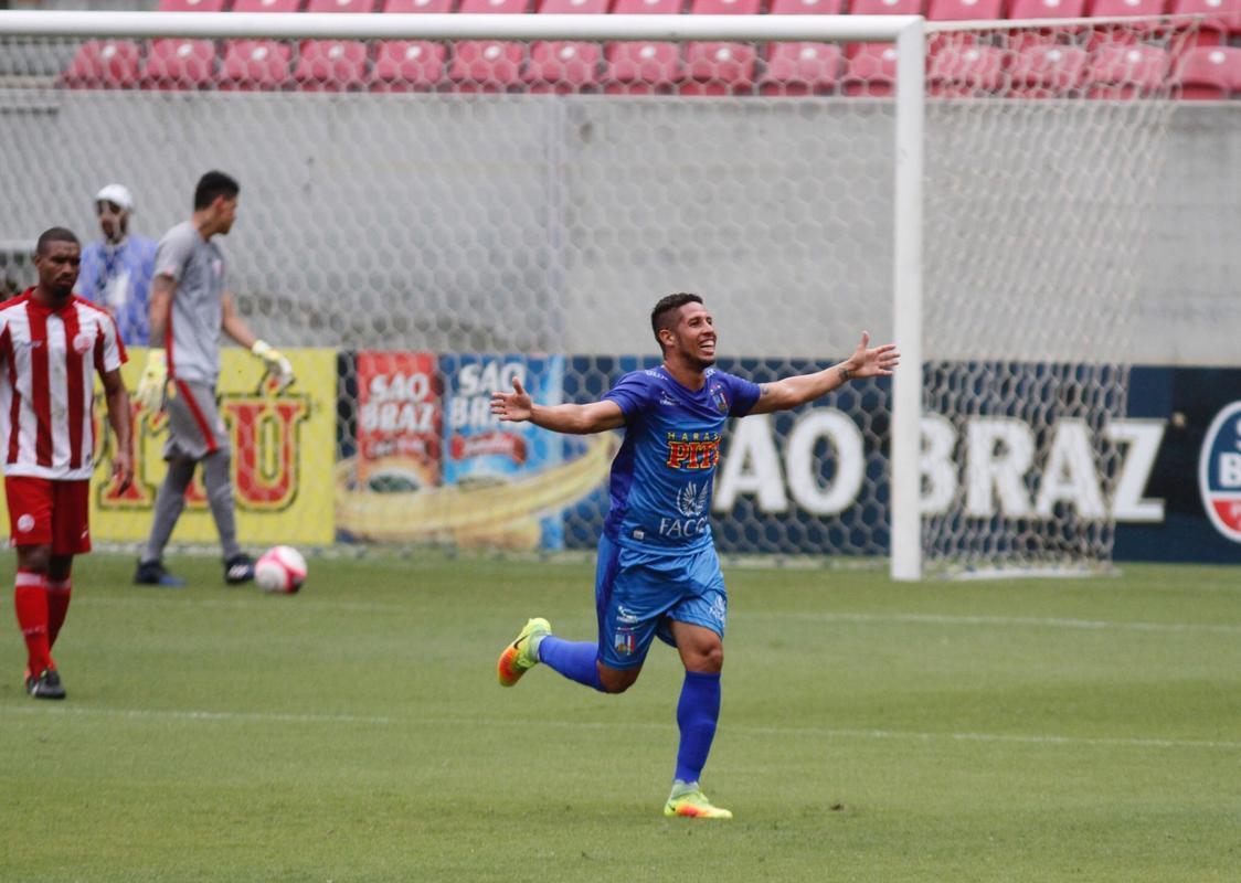 Embalado pela goleada sobre o Sport no clssico, o Nutico enfrentou o Vitria, neste domingo, na Arena de Pernambuco